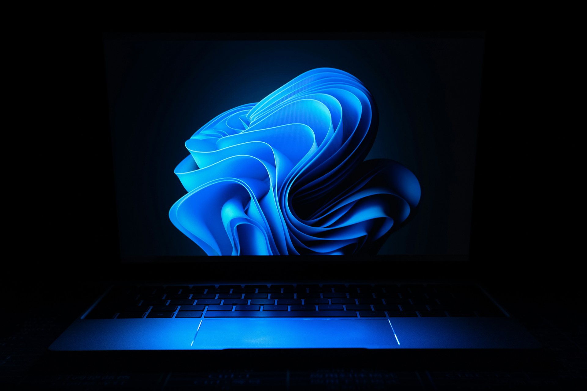 Poslovni laptop s Windows operativnim sustavom.