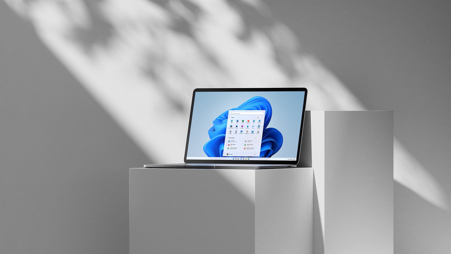 Promotivna Microsoft fotografija koja prikazuje računalo s novim Windows 11 operativnim sustavom.